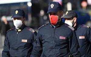 Crónica / Policías se niegan a usar tapabocas rosadito
