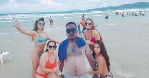 La Nación / Sin playa, sin novia pero con amigos: broma de un grupo de veraneantes tuvo un final inesperado