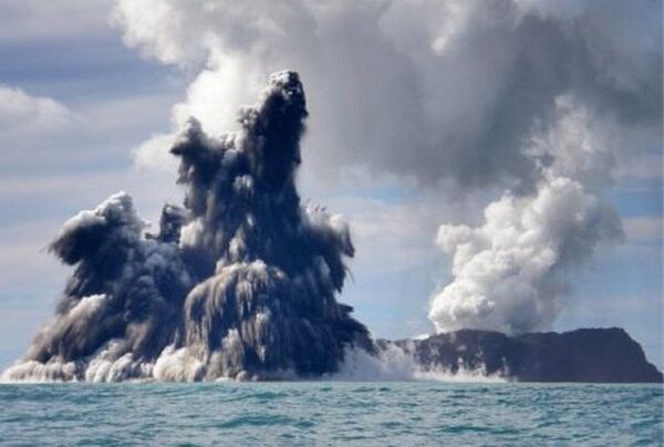 ERUPCIÓN DE VOLCÁN SUBMARINO PROVOCA UN TSUNAMI EN ISLA DE TONGA - Itapúa Noticias
