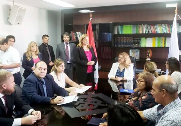 Activista anticorrupción afirma que Fiscala General solo los recibe “para la foto” - Nacionales - ABC Color