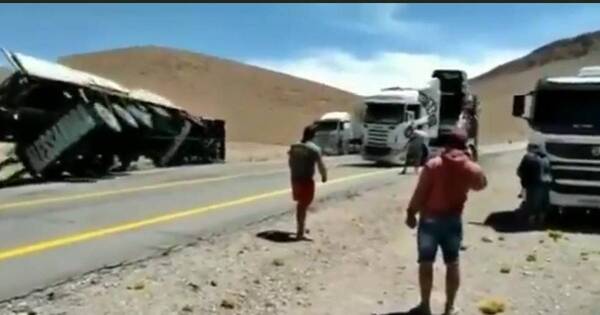 La Nación / En Chile, paraguayo levantó un enorme camión volcado en ruta