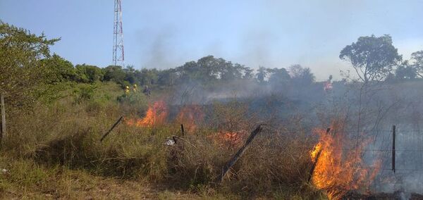 Bomberos denuncian incendio provocado y amenazas - Nacionales - ABC Color