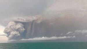 Crónica / El 2022 inició con todo: Volcán submarino hizo erupción y oikoma la tsunami