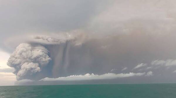 Crónica / El 2022 inició con todo: Volcán submarino hizo erupción y oikoma la tsunami