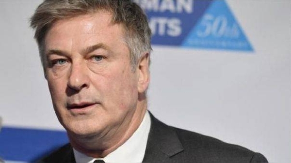 Diario HOY | Alec Baldwin entregó su teléfono a la policía en el caso por tiro mortal en el set