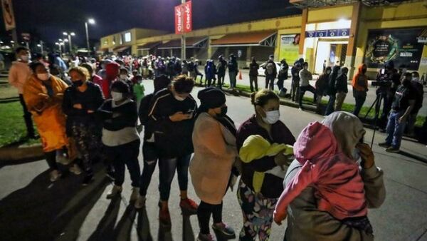 Cientos de nicaragüenses y hondureños parten en la primera caravana del año a EE. UU.