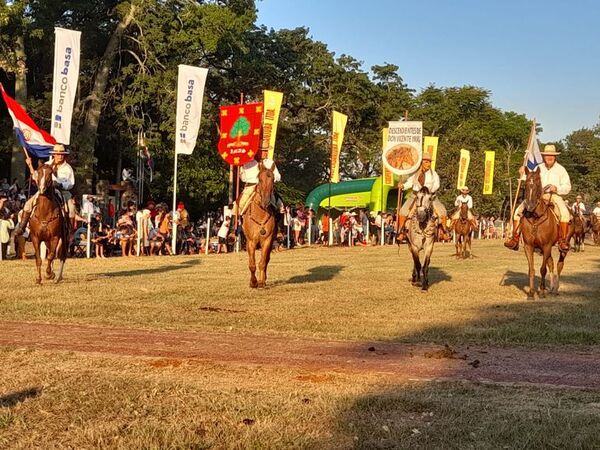Brillante desfile en la fiesta de la Tradición Misionera    - Nacionales - ABC Color