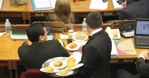 La Nación / “Mensajean” al Senado por viajes, bocaditos y móviles