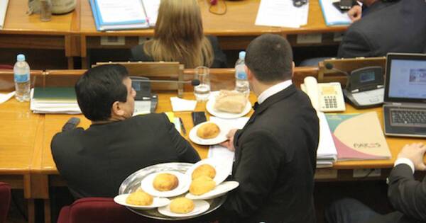 La Nación / “Mensajean” al Senado por viajes, bocaditos y móviles