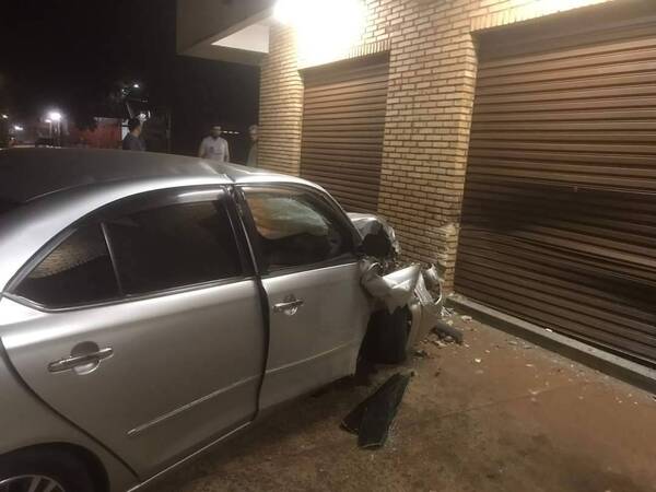 Crónica / Hacía trompo en la avenida, le cayó la poli, ¡huyó y chocó!