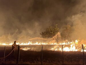 Más de 50 bomberos ayudarán en el control de los incendios en la Costanera de Asunción - Megacadena — Últimas Noticias de Paraguay