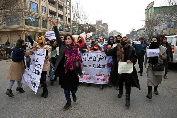 Afganistán: decenas de mujeres protestan en Kabul contra opresión de talibanes - Mundo - ABC Color