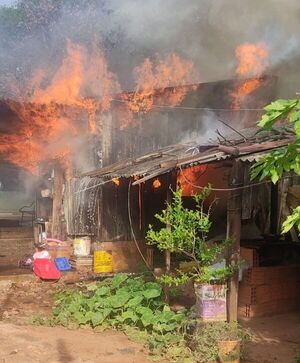 Incendio consumió vivienda en su totalidad en el barrio General Díaz