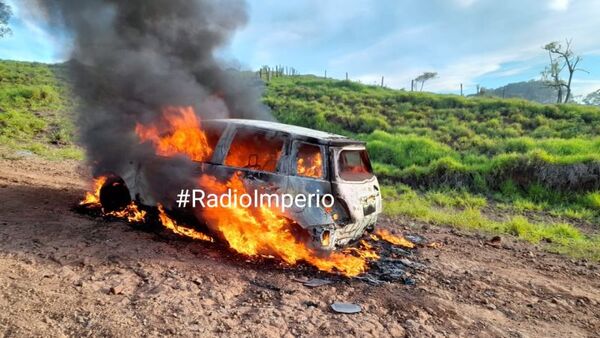 Corto circuito ocasionó incendio total de un vehículo en la colonia Estrella