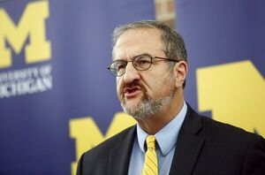 El presidente de la Universidad de Michigan es despedido después de una relación - El Independiente