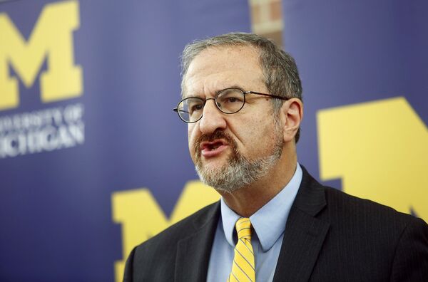 El presidente de la Universidad de Michigan es despedido después de una relación - El Independiente