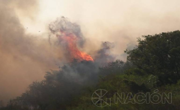 Diario HOY | Continúa el incendio en el Banco San Miguel: bloquean un tramo de la Costanera