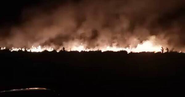 La Nación / País en llamas: “Los bomberos están cansados, ya no dan abasto”