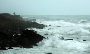 La marea alta origina un derrame de petróleo en la costa de Lima - MarketData