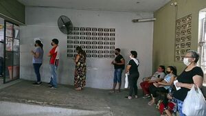 Covid: Pacientes respiratorios aguardan horas en hospitales e hisopódromos - Nacionales - ABC Color