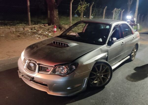 Vehículo vuelca parcialmente en Villa Elisa y conductor sale ileso - Nacionales - ABC Color