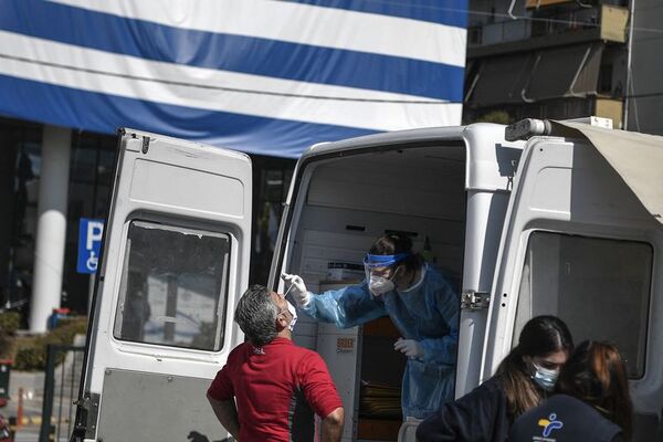 Grecia empieza a multar a los mayores de 60 años no vacunados - Mundo - ABC Color