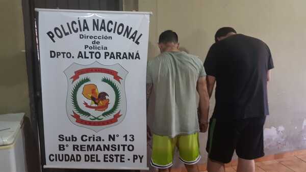 Jóvenes que ofrecían remeras hurtadas a través del WhatsAap terminan presos - La Clave