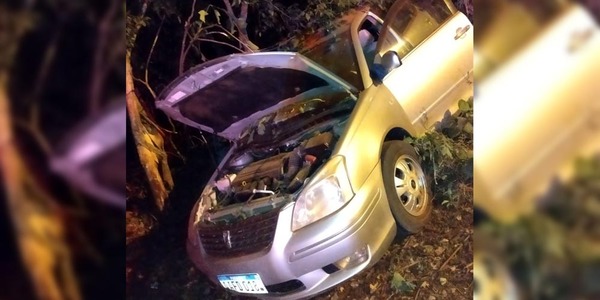  QUEDÓ DORMIDO Y TERMINÓ CHOCANDO CONTRA UN ÁRBOL - Itapúa Noticias