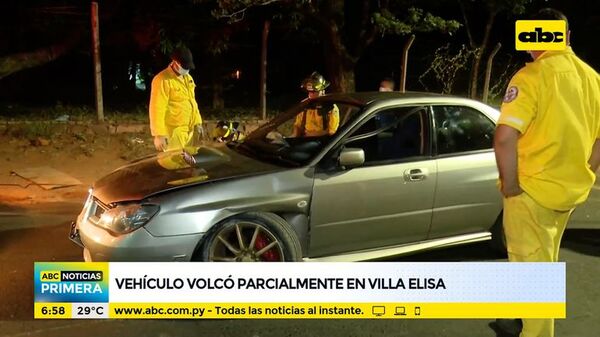 Vehículo volcó parcialmente en Villa Elisa - ABC Noticias - ABC Color
