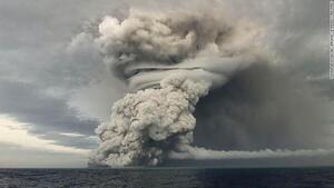 Una potente erupción volcánica y un tsunami azotaron Tonga y el Pacífico