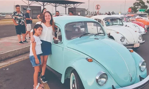 Padre mandó restaurar un auto y se lo regaló a su hija durante desfile de autos antiguos - OviedoPress