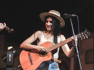 Crónica / [VIDEO] Cantante apenamí llegó a un festival: “No sabemos si nos hicieron amarre o payé"