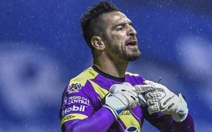 Al puro estilo del vóley, el arquero de la Albirroja salvó a su equipo