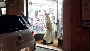 El papa Francisco se dio una escapada para visitar una tienda de discos
