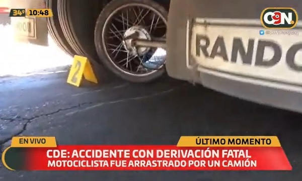 Motociclista muere arrastrado por camión