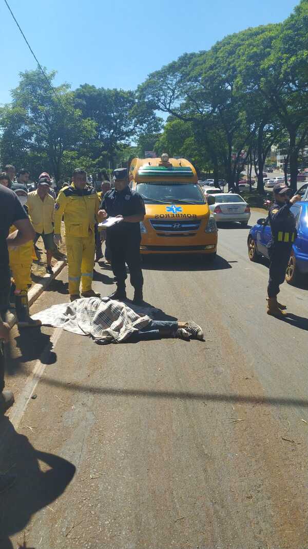 Imprudencia fatal: Motociclista intentó adelantarse y fue arrollado por un camión - La Clave