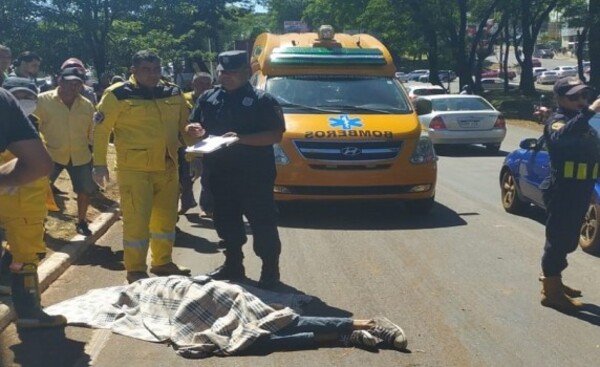 Motociclista muere arrollado por un camión