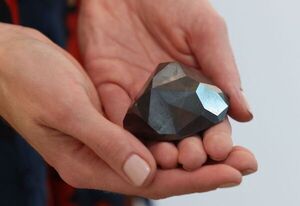El diamante negro más grande del mundo es exhibido en Dubái
