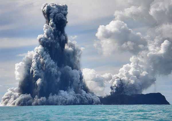 ERUPCIÓN DEL VOLCÁN DE TONGA, UNA DE LAS MÁS POTENTES EN TRES DÉCADAS - Itapúa Noticias