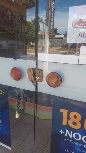 Violentan puerta de farmacia y roban dinero, documentos y más - La Clave