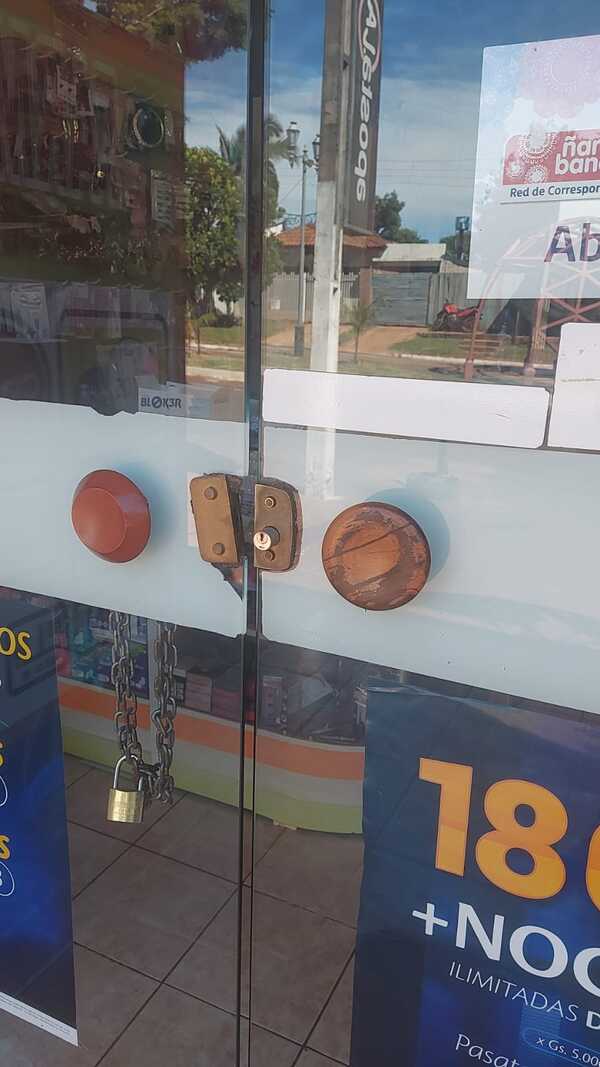 Violentan puerta de farmacia y roban dinero, documentos y más - La Clave