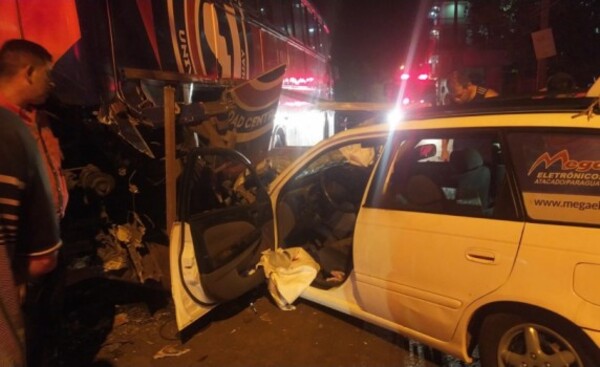 Taxista perdió el control y embistió contra colectivo estacionado