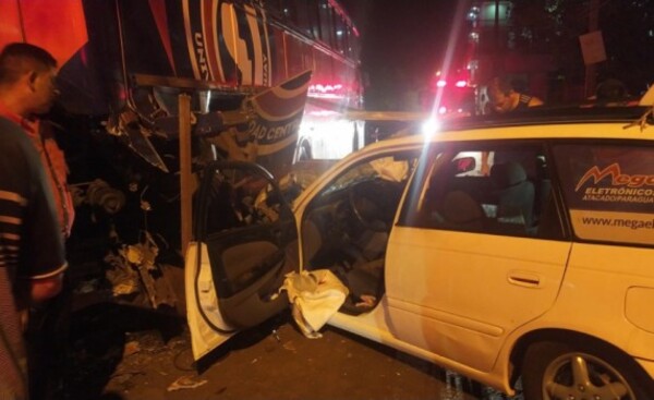 Taxista perdió el control y embistió contra colectivo estacionado