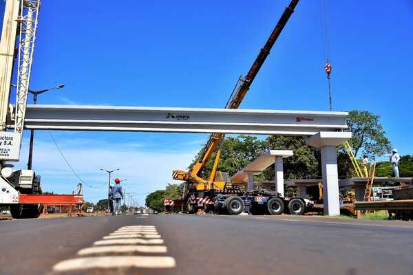 Se inició montaje de vigas prefabricadas en pasarela peatonal elevada