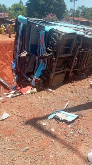 Colectivo de larga distancia se volcó en Coronel Oviedo - Nacionales - ABC Color