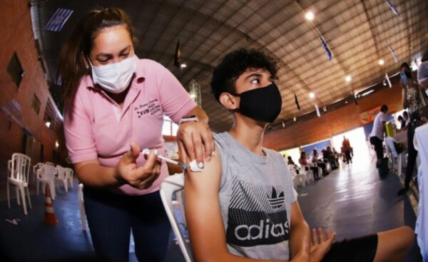 Adolescentes de 12 años o más acceden desde hoy a la tercera dosis