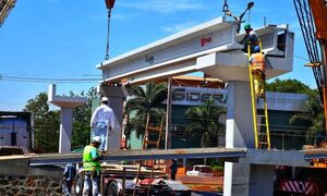 Inicia montaje de vigas en pasarela peatonal elevada del Km 9 de CDE