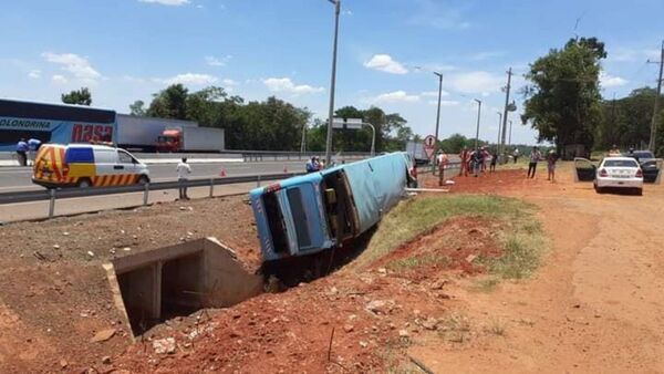 Volcó colectivo con 30 pasajeros a bordo en Cnel. Oviedo