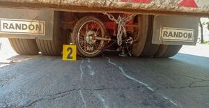 Motociclista muere tras chocar contra un camión en Ciudad del Este