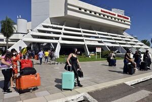 Impiden a nueve extranjeros entrar a Paraguay por no estar vacunados - Nacionales - ABC Color
